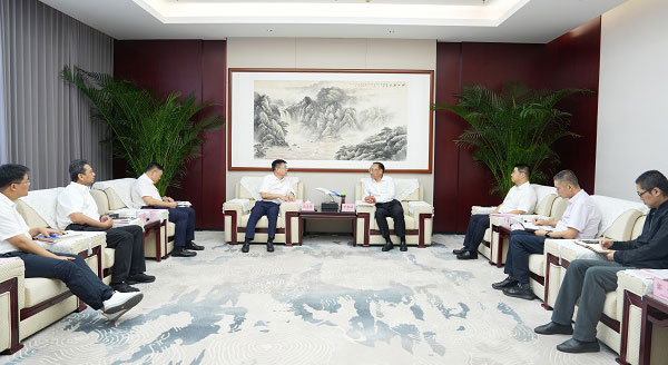 岳文彥一行拜訪(fǎng)湖北機(jī)場(chǎng)集團(tuán)黨委書(shū)記、董事長(zhǎng)李忠祿
